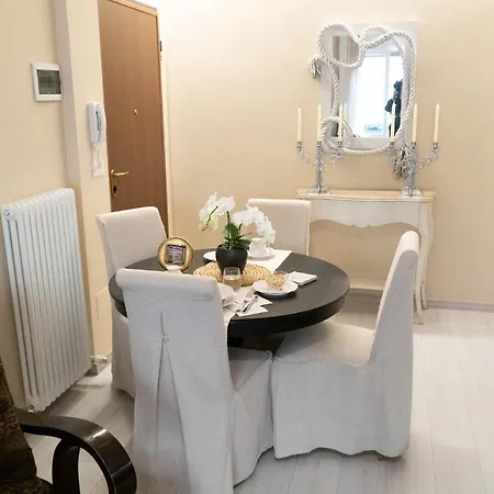 Beauty Intimate, Quiet And Daire *