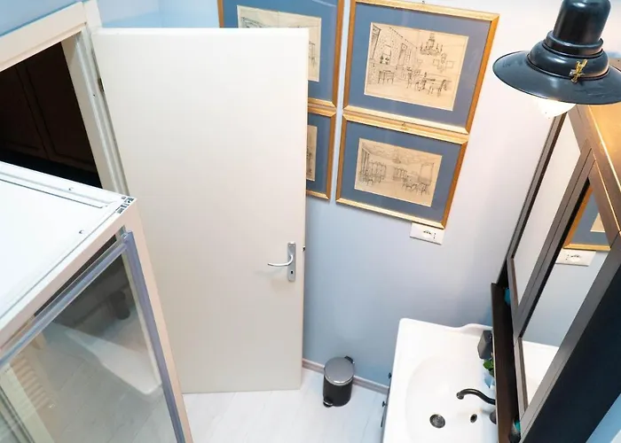 Beauty Intimate, Quiet And *